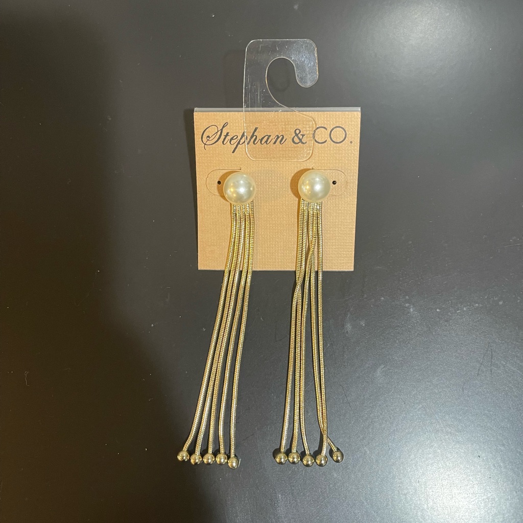 Petal Earrings 25$